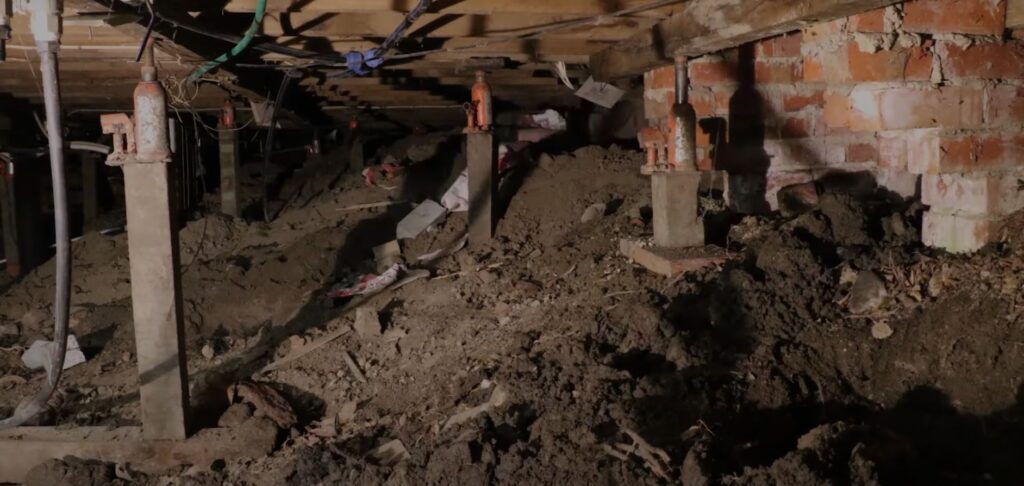 Image of contractors restumping Melbourne homes before releveling
